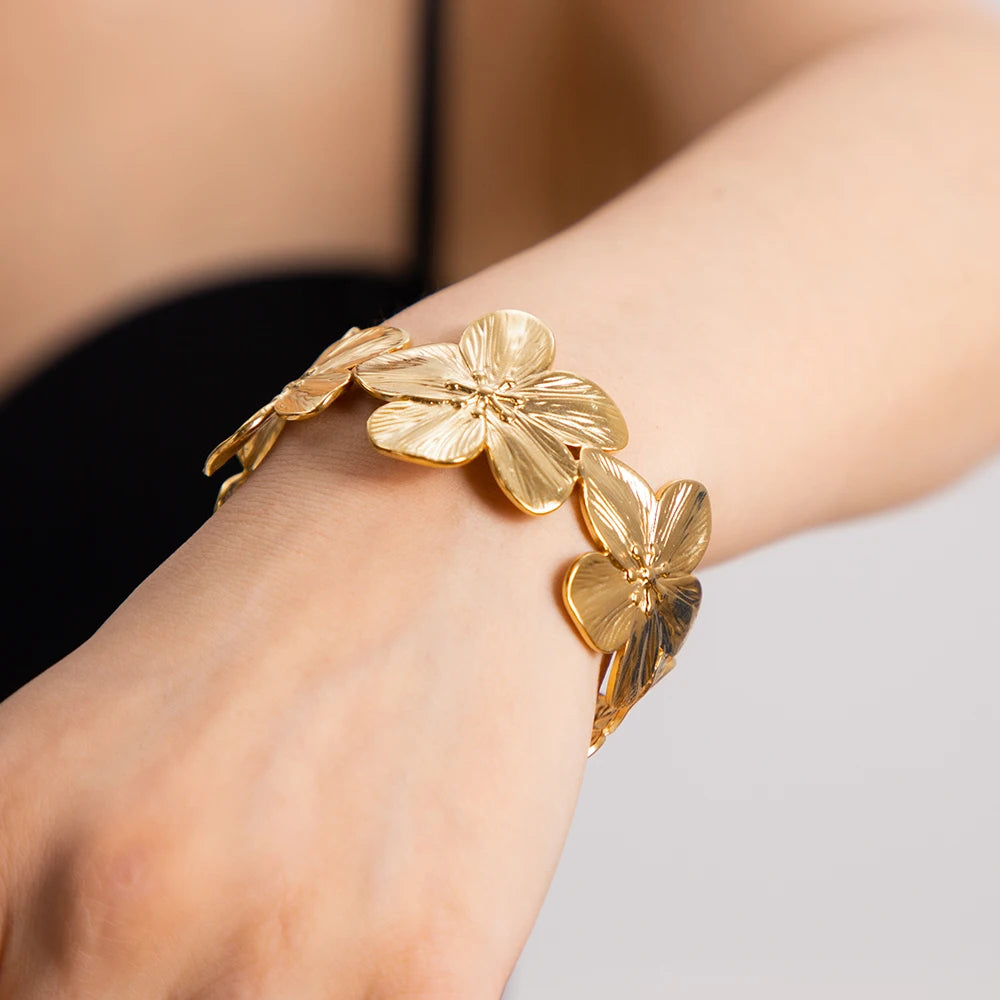 Goldenes Rosenarmband